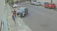 Chycen kamerami. Řidič najel autem do zloděje a zmařil tak jeho plán