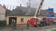 Plameny pohltily podkroví domku! Majitelé měli obrovské štěstí
