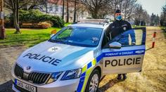 Policista neváhal a zachránil muže z hořícího auta. Těsně poté vybouchlo!