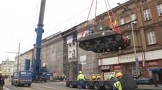 V Plzni se nad střechami domů houpal tank. Jeřáb ho přenesl do nového muzea