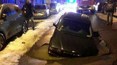 Voda v Chebu podemlela silnici. V díře zmizelo auto taxislužby