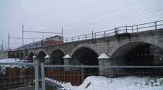 V Brně roste provizorní lávka. Dočasně nahradí poškozený železniční most
