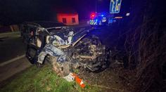 Auto přelétlo kruháč a zbořilo betonový plot, řidiče v bezvědomí museli vyprostit