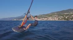 Ranní vítr láká desítky windsurfařů. Na vodu vyrážejí ještě za tmy