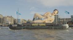 Obrovský nafukovací Borat plul po Temži a lákal na nový film