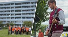 Neobvyklé poděkování nemocnici. Pacient přivezl dětský orchestr a zahrál