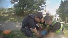 VIDEO: Tonoucí ženu vytáhli z vody kolemjdoucí. Pak utekla a znovu se topila