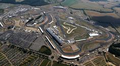 Děsivé scény na startu v Silverstonu: Před sprintem zkolaboval jeden z fanoušků