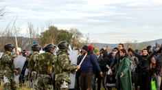 Migranti házeli kameny, policisté paralyzující granát! 40 zraněných