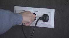 Dodavatelé energií výrazně zlevňují. Domácnosti si přesto příští rok připlatí