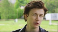 Adam Mišík se pořádně odvázal. Se sexy zpěvačkou natočil odvážný videoklip