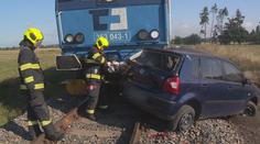 Vlak plný uhlí tlačil auto 100 metrů. Řidička zázrakem přežila