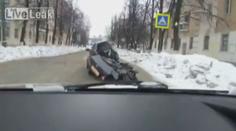 Brutální video: Řidič ujížděl v sešrotovaném autě i s MRTVÝM KAMARÁDEM