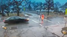 VIDEO: Policistka strhla dítě a zachránila ho. Ji samotnou auto srazilo