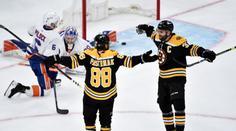David Pastrňák sestřelil Islanders hattrickem, Montreal srovnal sérii