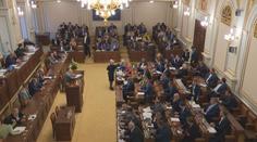 Poslanci se asi ve Sněmovně nudí. Jedenáct z nich chce být senátory