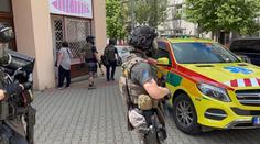Policisté hledali násilníka, po vstupu do bytu jednoho z nich zranil výbuch!