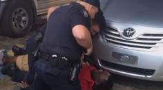 USA zuří: Policisté zastřelili muže ležícího na zemi, lidé protestují