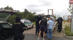 Řidič autobusu plného lidí ujížděl policii, honili ho kvůli botičce