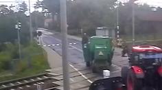 Chvíle hrůzy za zavřenými závorami. Traktor a kombajn vjely do cesty pendolinu