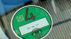 Na autě může být i 10 různých plaket. Jaké byste měli mít a na co jsou
