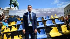 Ševčenko v dějišti Eura připomíná válku. Přivezl část rozbombardované tribuny