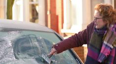 Žena rozmrazovala auto, muž do něj skočil a odjel. Chvíli ji vláčel za sebou
