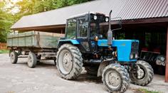 Traktor na Žďársku vezl na přívěsu muže. Ten za jízdy vypadl a zemřel