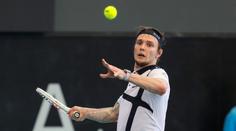 Šoumen Bublik. Tenista předvedl vtipný úder, pak si vzal od fanouška brambůrky