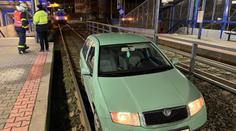 Řidička ujela 30 metrů po kolejích. Výmluvou šokovala policisty