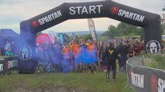 Bahno a překážky. Tisíce sportovců se sjelo do Žatce zdolat Spartan Race