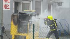 Hasiči vyjížděli k náročnému požáru, v hale hořely baterie ve stroji