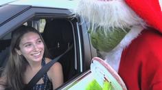 Netradiční adventní kontrola. Rychle jedoucí řidiče pokutoval Grinch
