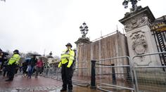 Poplach v Buckinghamském paláci. Policie zabarikádovala bránu