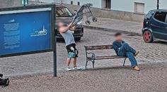 VIDEO: Muž hodil kočárek pod projíždějící auto. Řidič musel rychle reagovat