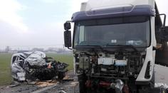 Nepochopitelná nehoda. Řidič (†43) vyjel náhle proti kamionu