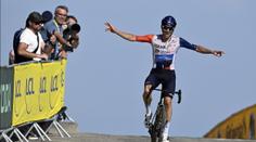 První vítězství na Tour slaví Woods. Žlutý trikot po velkém boji udržel Vingegaard