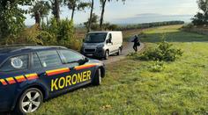 Na cyklistu spadla větev. Na místě zemřel, nepomohla ani přilba
