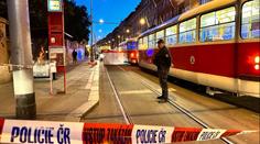 Na Smíchově srazila tramvaj člověka. Boj o jeho život trval desítky minut