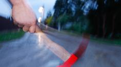 Mladík se sekerou vybral pumpu u Tábora, policie mu je na stopě