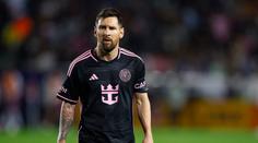 Messi si užívá s manželkou na jachtě. Na zraněné noze má ortézu