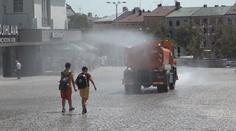 Vedro dusí česká města. Radnice s ním bojují mlžítky i kropicími vozy