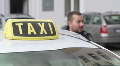 V Pardubicích se naplno rozhořel konkurenční boj taxikářů. Jeden muž je zraněný