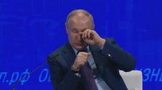Nemocnému Putinovi stékal pot po čele. Oči si mnul roztřesenou rukou