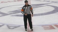 Rozhodčí v NHL si rozřízl ruku. Utkání dopískali jen tři sudí
