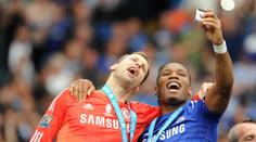Petr Čech v bráně Chelsea. Už jsem taky na cestě, žertoval Drogba