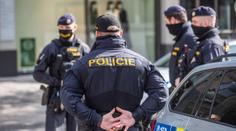 Žena měla pobodat tři malé děti. Jedno je po smrti, dvě v nemocnici
