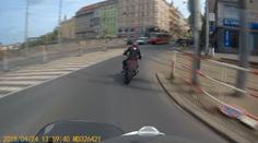 Motorkář v Praze ujížděl, neujel. Pak nemotorně utíkal, neutekl
