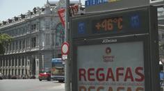 Evropu drtí vlna veder. Teploty atakují 50 stupňů, lidé na ulicích kolabují