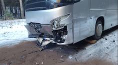 Autobus plný dětí se srazil s autem. Na místě zemřel jeden člověk